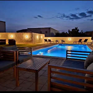  Apartman Lucy With Heated Saltwater Pool And Free Private Parking